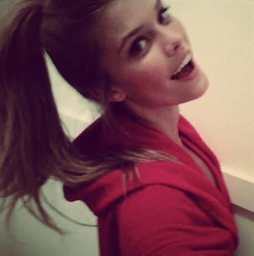 Nina Agdal taking a selfie