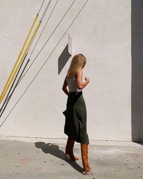 Rosie Huntington-Whiteley Pictures Rosie Huntington-Whiteley braless tits pokies showing off her boobs in a tight top.