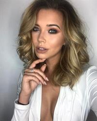 Sandra Kubicka taking a selfie