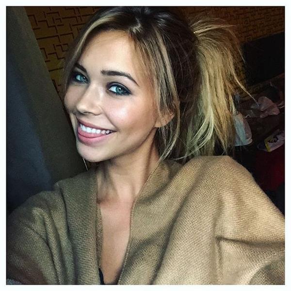 Sandra Kubicka taking a selfie