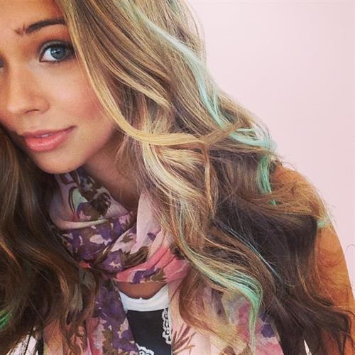 Sandra Kubicka taking a selfie