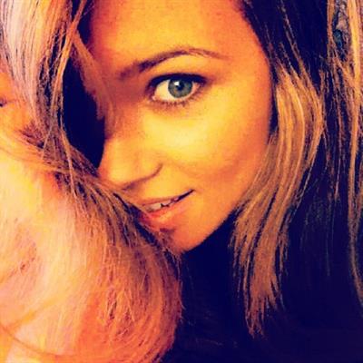 Sandra Kubicka taking a selfie