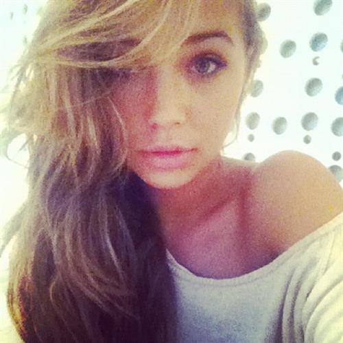 Sandra Kubicka taking a selfie