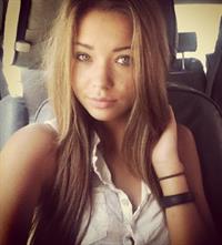Sandra Kubicka taking a selfie