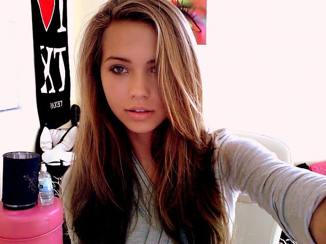 Sandra Kubicka taking a selfie