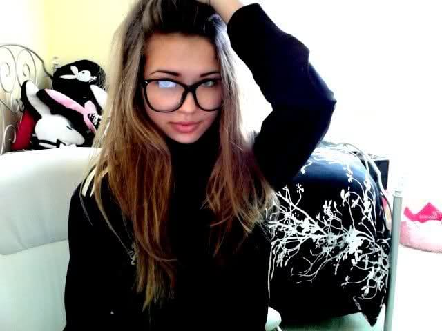 Sandra Kubicka taking a selfie