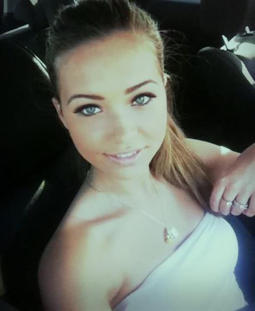 Sandra Kubicka taking a selfie