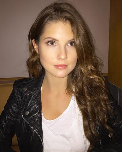 Amanda Cerny taking a selfie