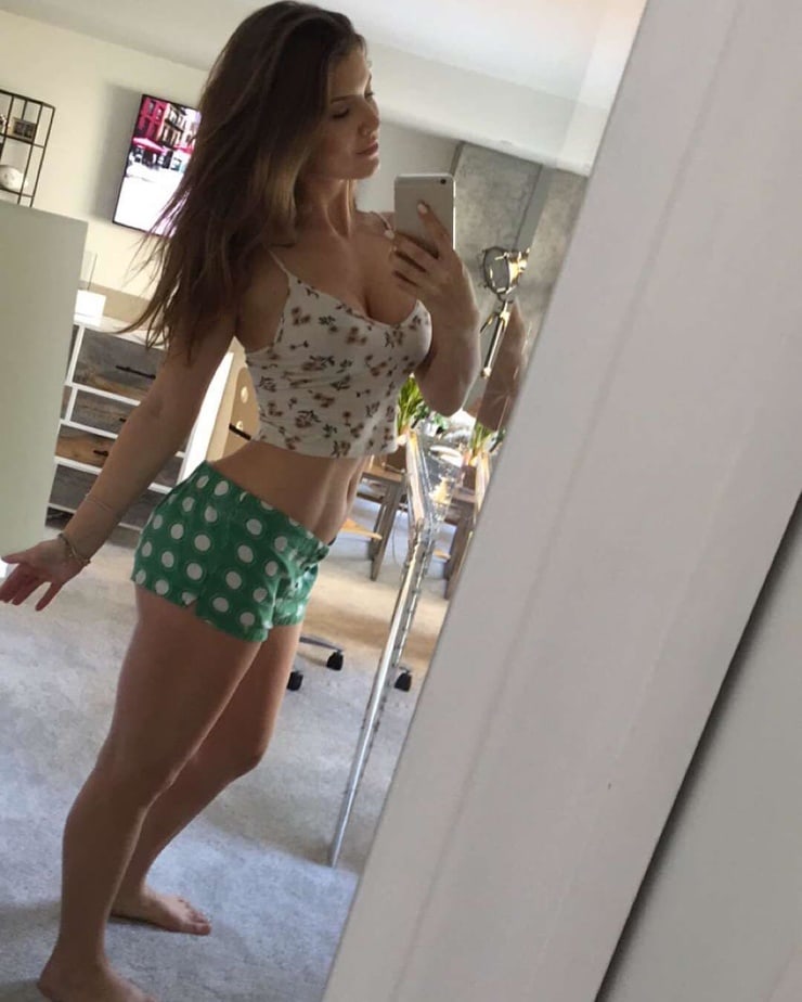 Amanda Cerny taking a selfie
