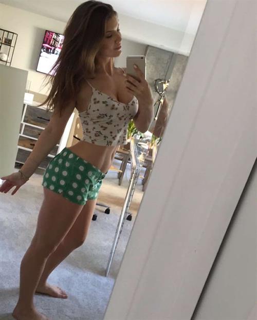 Amanda Cerny taking a selfie