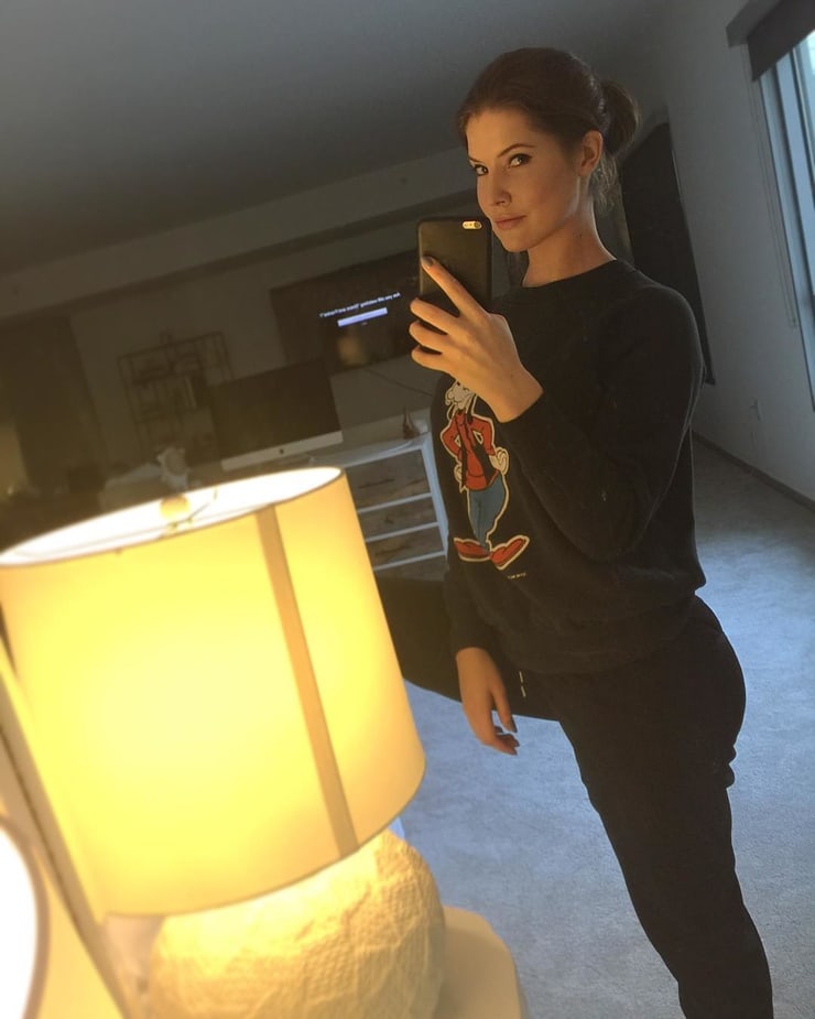Amanda Cerny taking a selfie