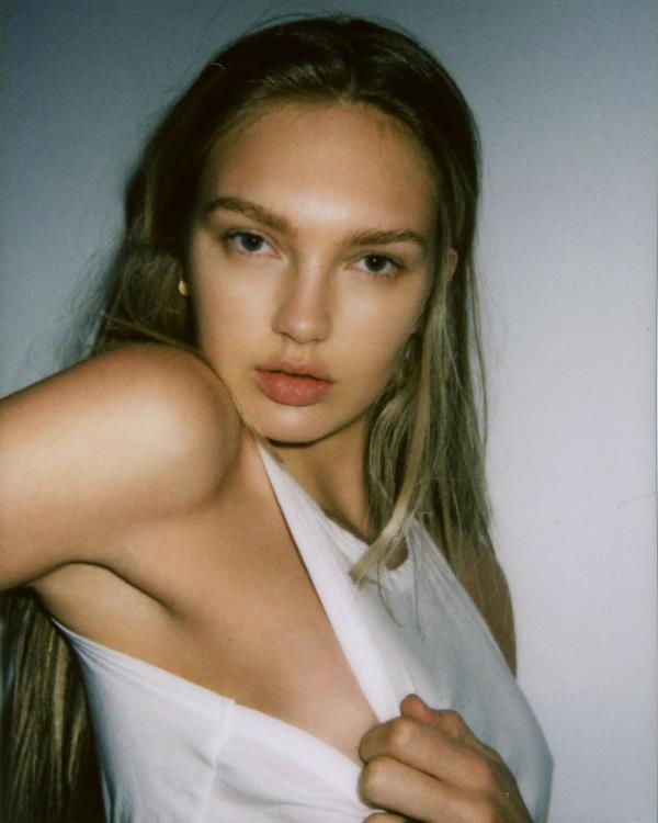 Romee Strijd braless boobs in a little white top showing off her tits.


