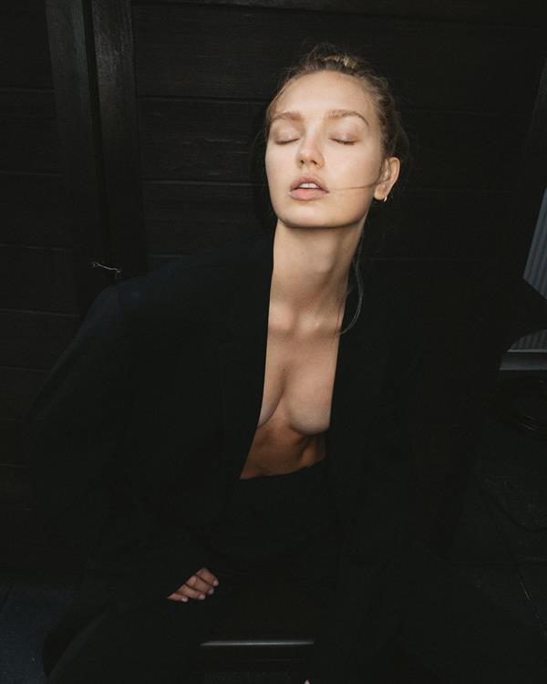 Romee Strijd nude braless boobs with just a jacket covering her tits.






















