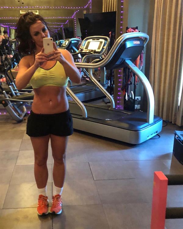 Britney Spears nipples pokies at the gym showing off her big tits.
















































