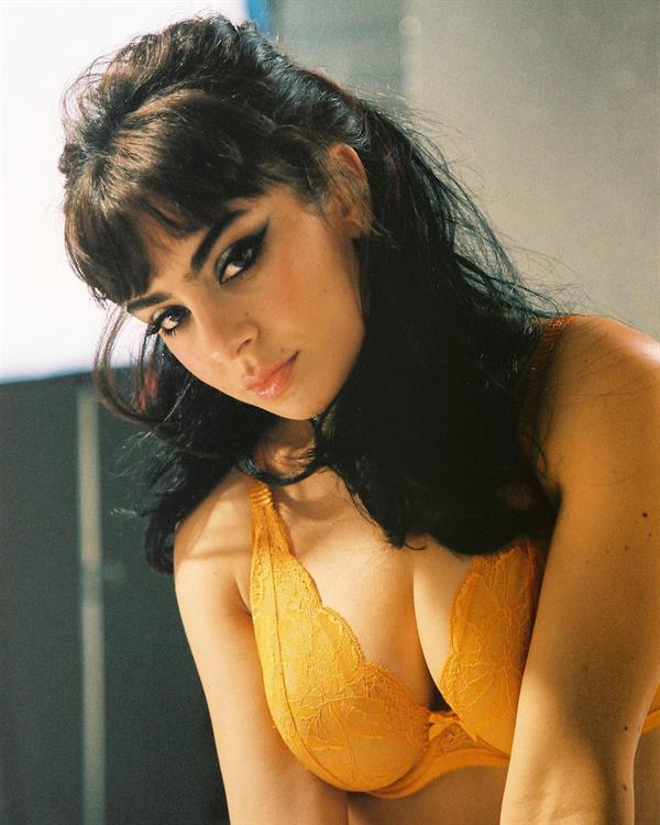 Charli XCX sexy new photo showing nice cleavage with her big boobs in just a bra closeup.


