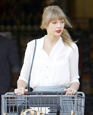 Taylor Swift - running errands in Los Angeles (03.04.2013) 