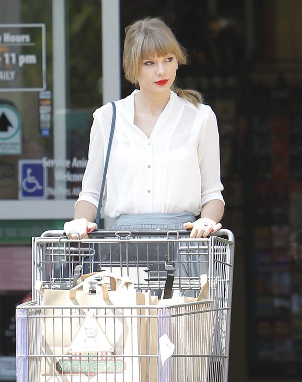 Taylor Swift - running errands in Los Angeles (03.04.2013) 