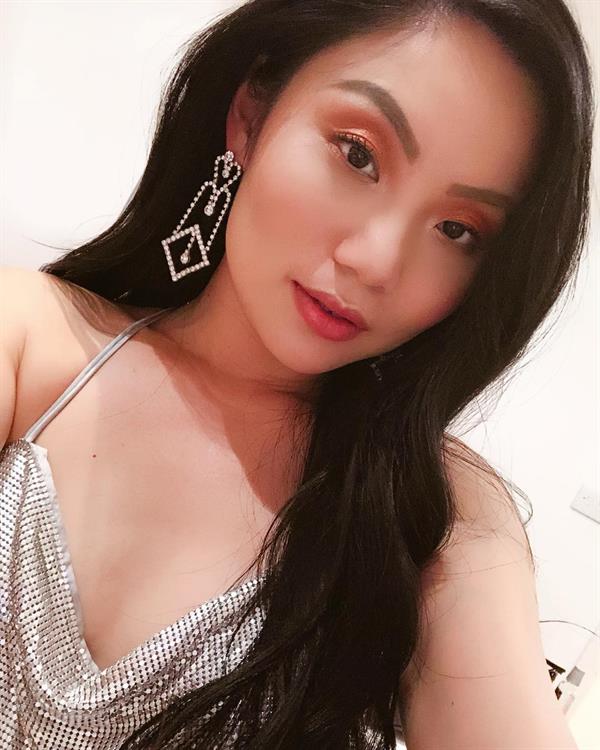 Tina Guo taking a selfie