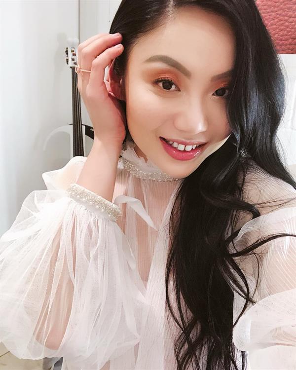 Tina Guo taking a selfie