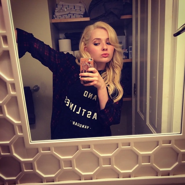 Abigail Breslin taking a selfie