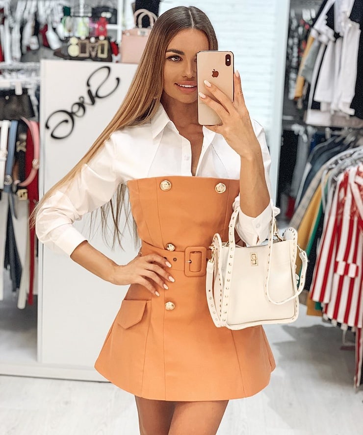 Dasha Mart taking a selfie