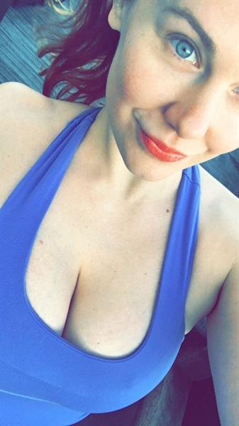 Maitland Ward taking a selfie