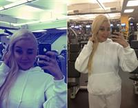 Amanda Bynes taking a selfie