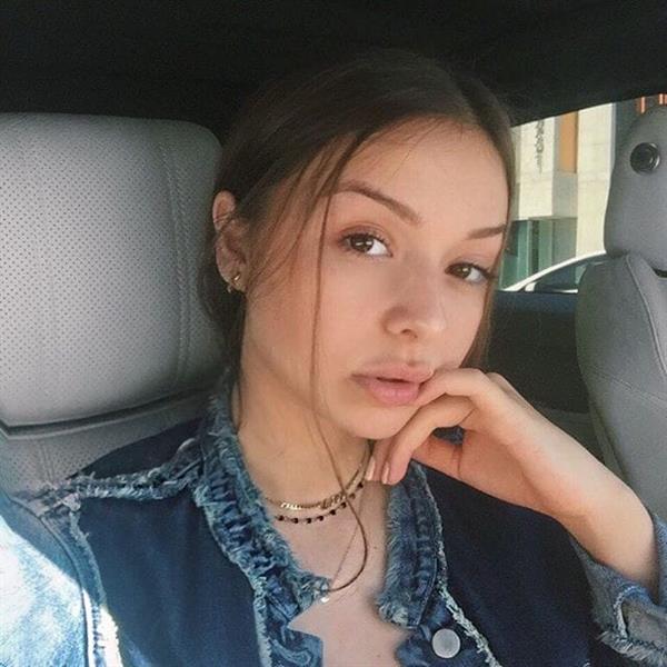 Sophie Mudd taking a selfie