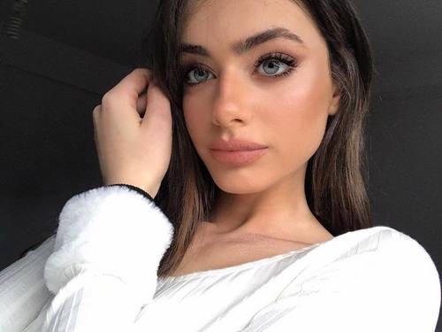 Yael Shelbia taking a selfie