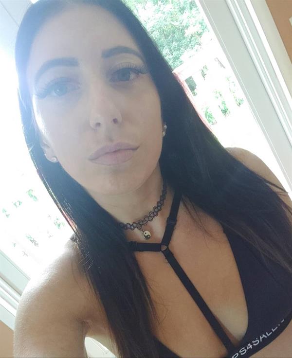 Alissa Avni taking a selfie