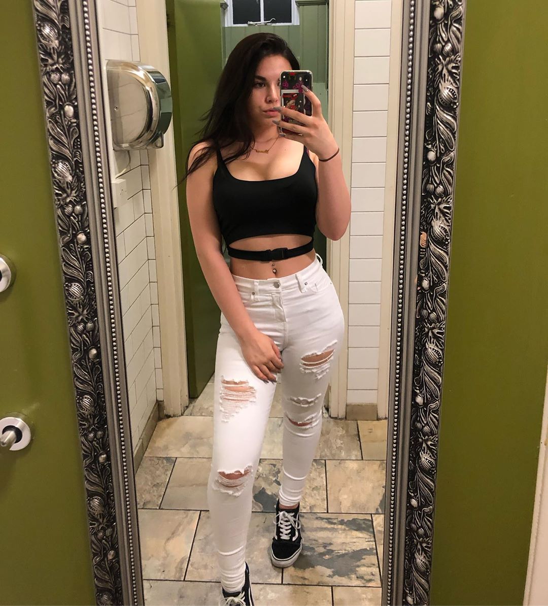 Lauren Alexis taking a selfie