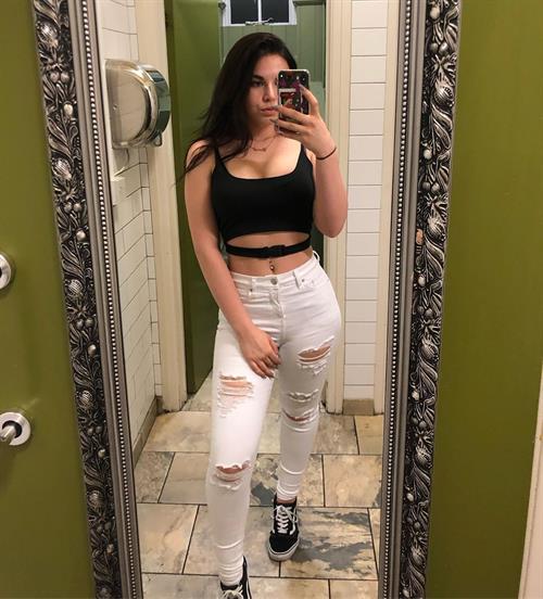 Lauren Alexis taking a selfie