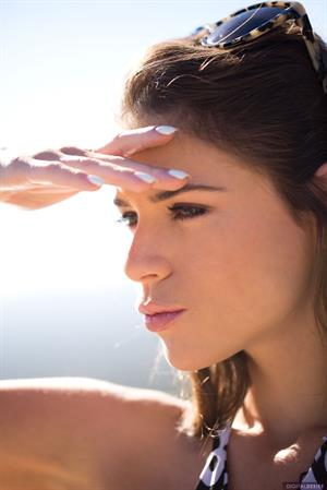 Valeria displays her perfect body on the poolside