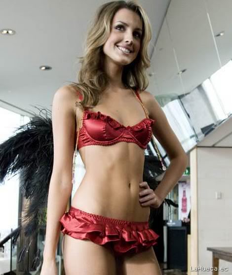 Laurda Dundovic in lingerie