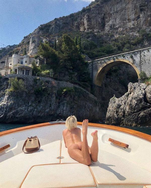 Caroline Vreeland naked new photo tanning fully nude on a boat in Amalfi showing off her sexy ass.