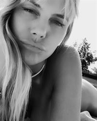 Heidi Klum nude new selfie photos she shared while tanning in her backyard showing nice cleavage with her topless boobs as well as her naked ass wearing just a diamond necklace.