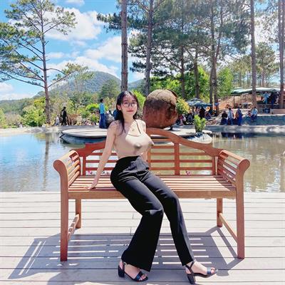 Girl with huge racks that are rare in her country.
Leaking in public is not good at all. : p