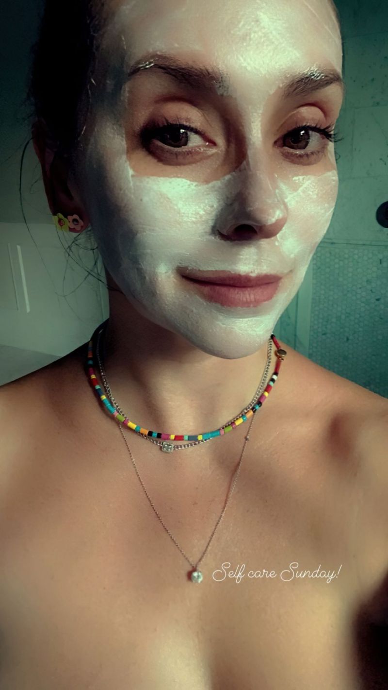 Jennifer Love Hewitt Pictures Jennifer Love Hewitt topless new photo standing nude in her bathroom covered.