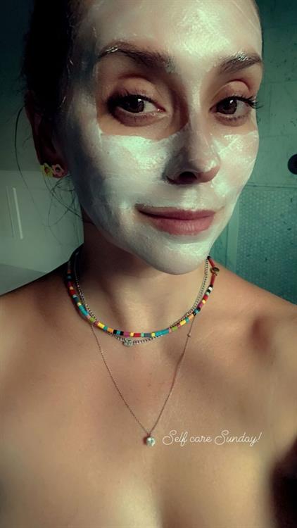 Jennifer Love Hewitt Pictures Jennifer Love Hewitt topless new photo standing nude in her bathroom covered.