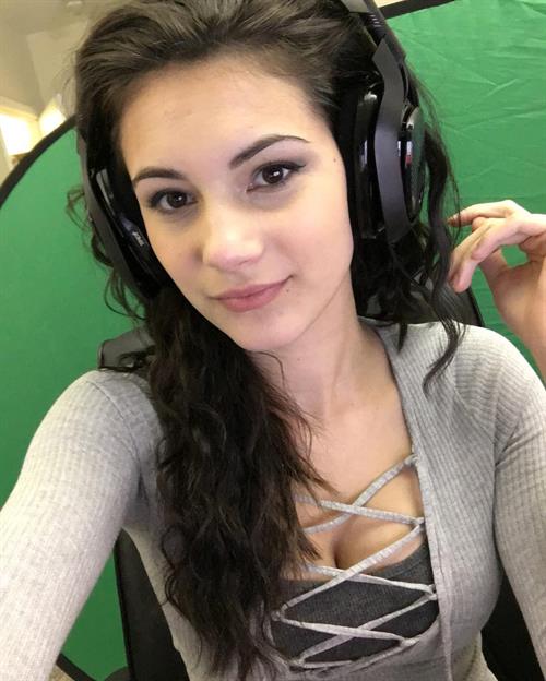 Alexia Raye taking a selfie