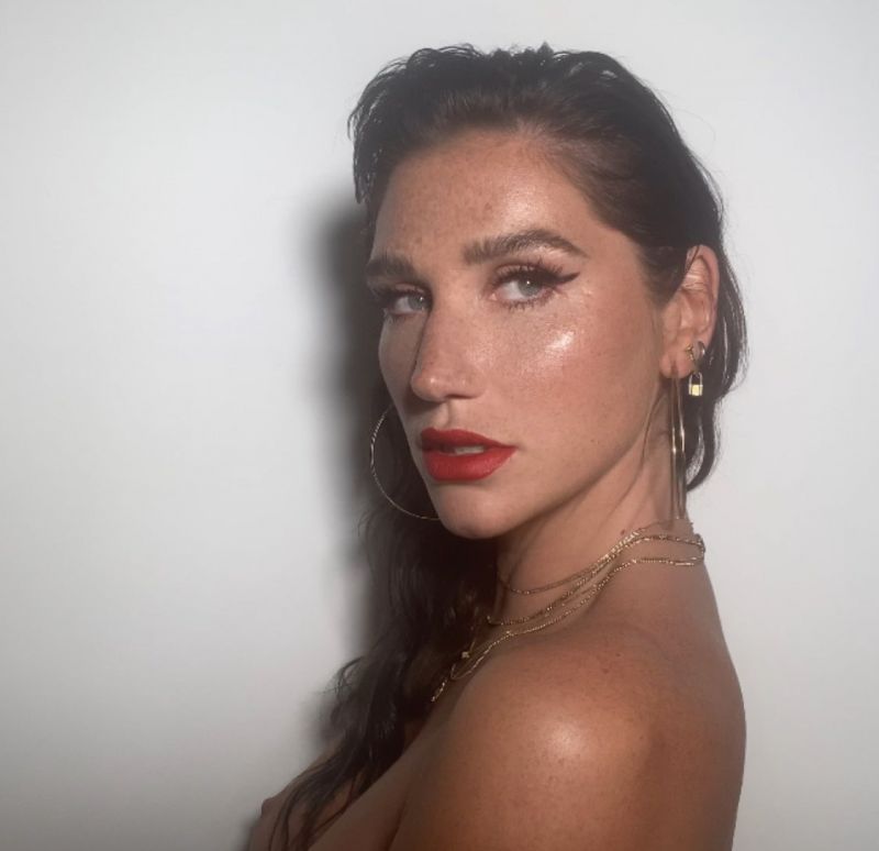 Kesha nude boobs new photo she accidentally shared and then quickly deleted it and posted a cropped photo this is the deleted pic showing her topless big tits.