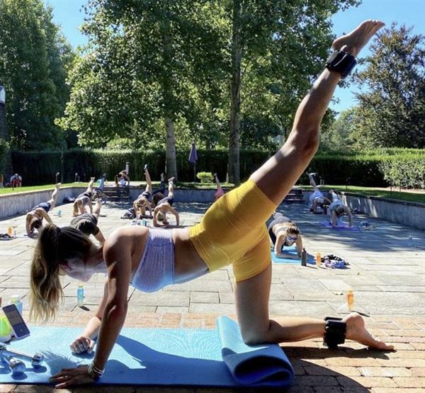 Nina Agdal pussy showed off her camel toe in a tight little workout outfit while leading an exercise in the park.