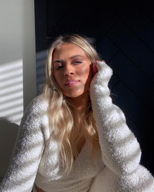 Whitney Simmons Pictures Whitney Simmons