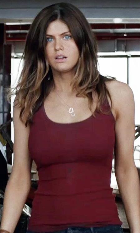 Sexy Alexandra Daddario