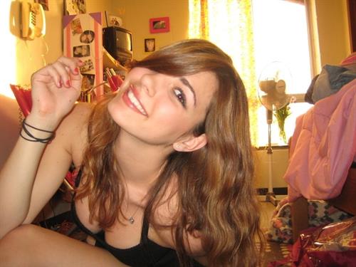 Jessica Ashley taking a selfie