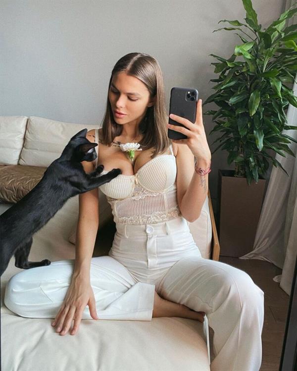 Viktoria Odintsova taking a selfie