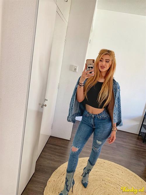 Ezza taking a selfie