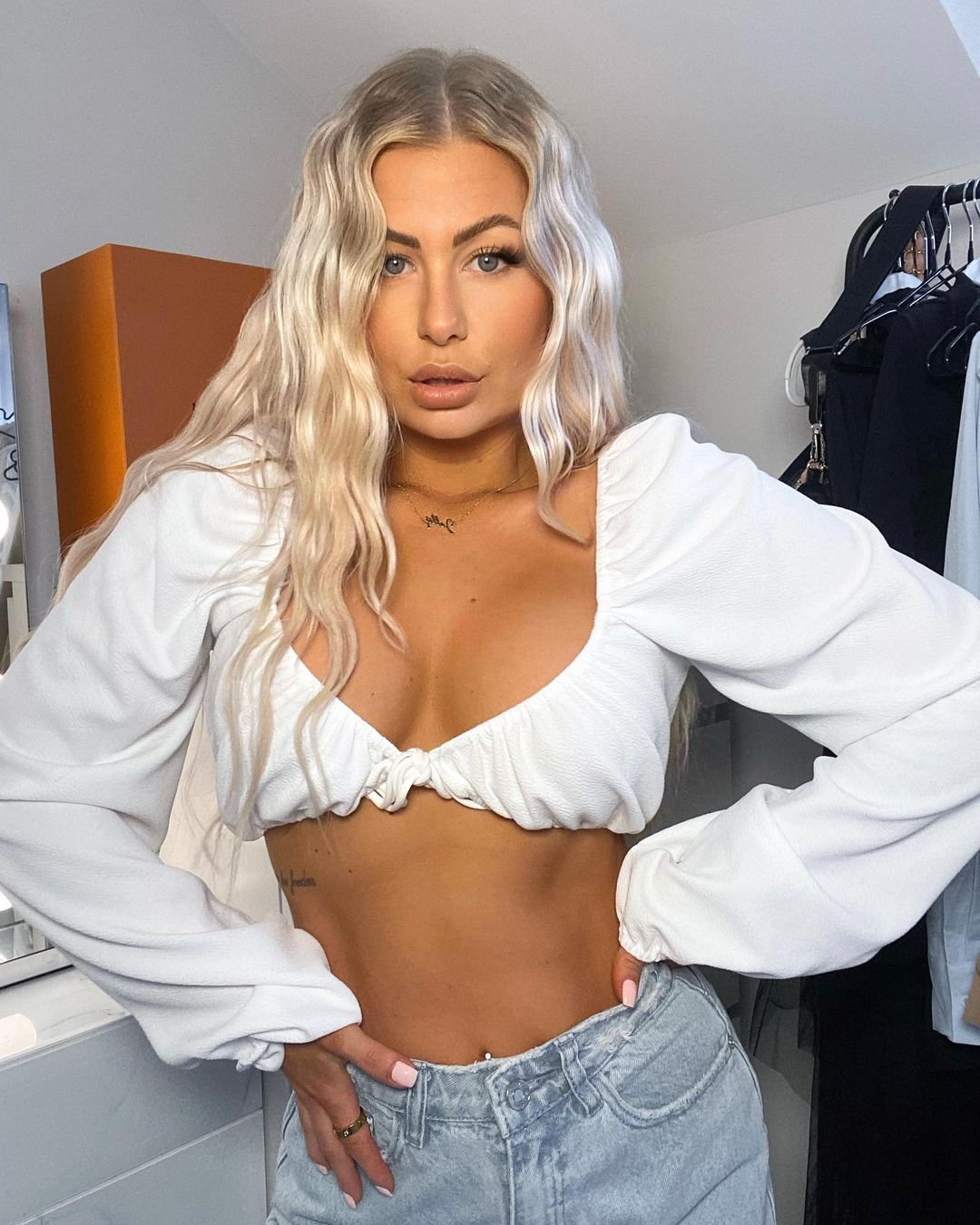 Jelly Devote taking a selfie