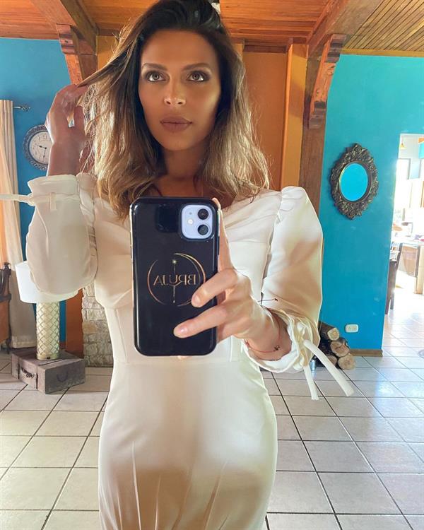 Carolina Coto Segnini taking a selfie