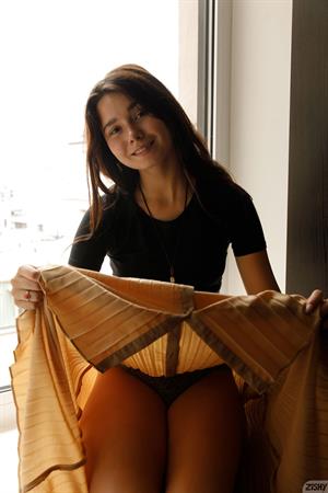 Miki Pedangen Divine Brunette